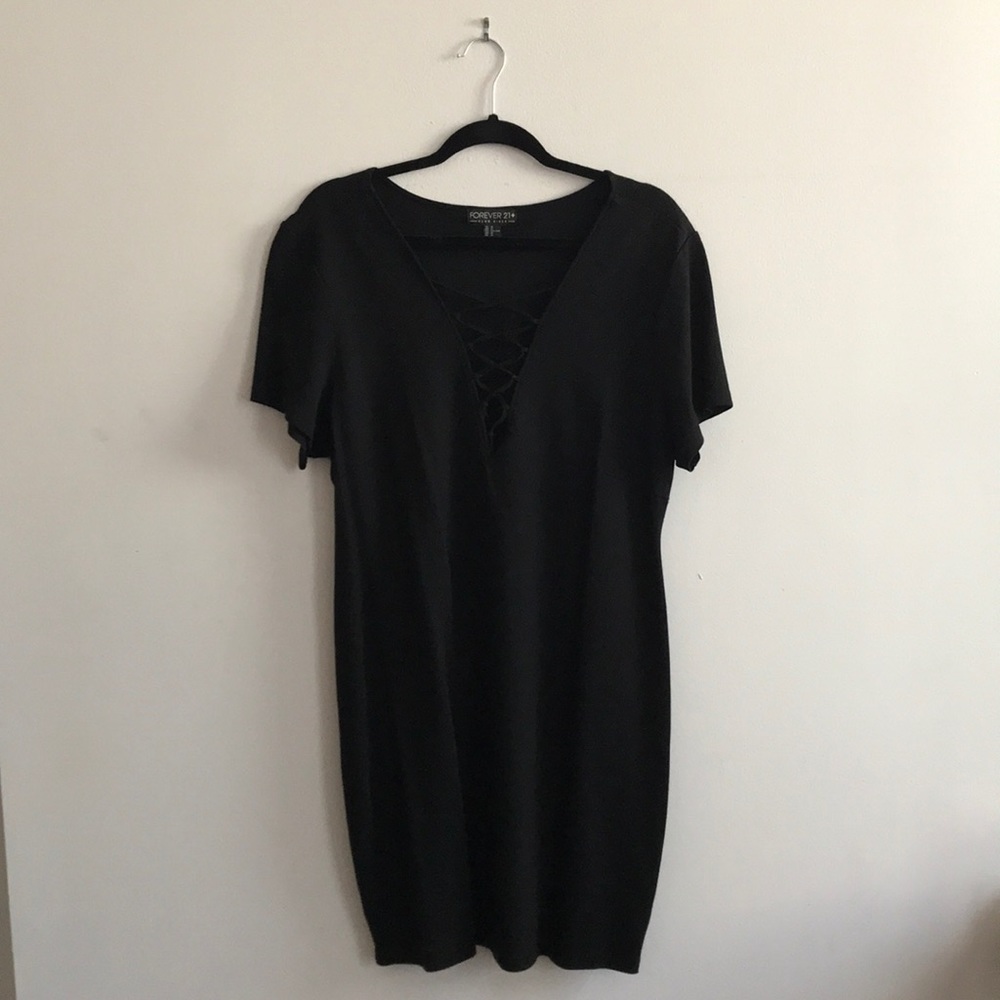 Plus-size black crisscross dress !